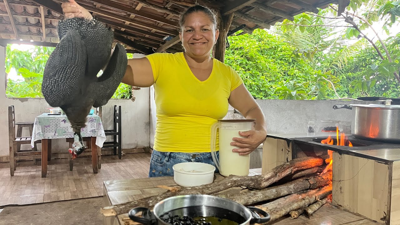 Apresentando Nossas Vaquinhas e Preparando uma Deliciosa Galinha-da-Angola com Feijoada!