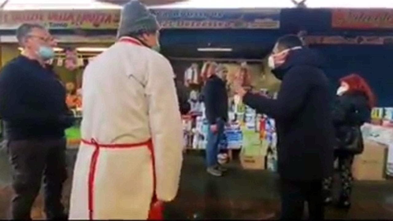 Coronavirus, sindaco di Bari Decaro furioso al mercato: 