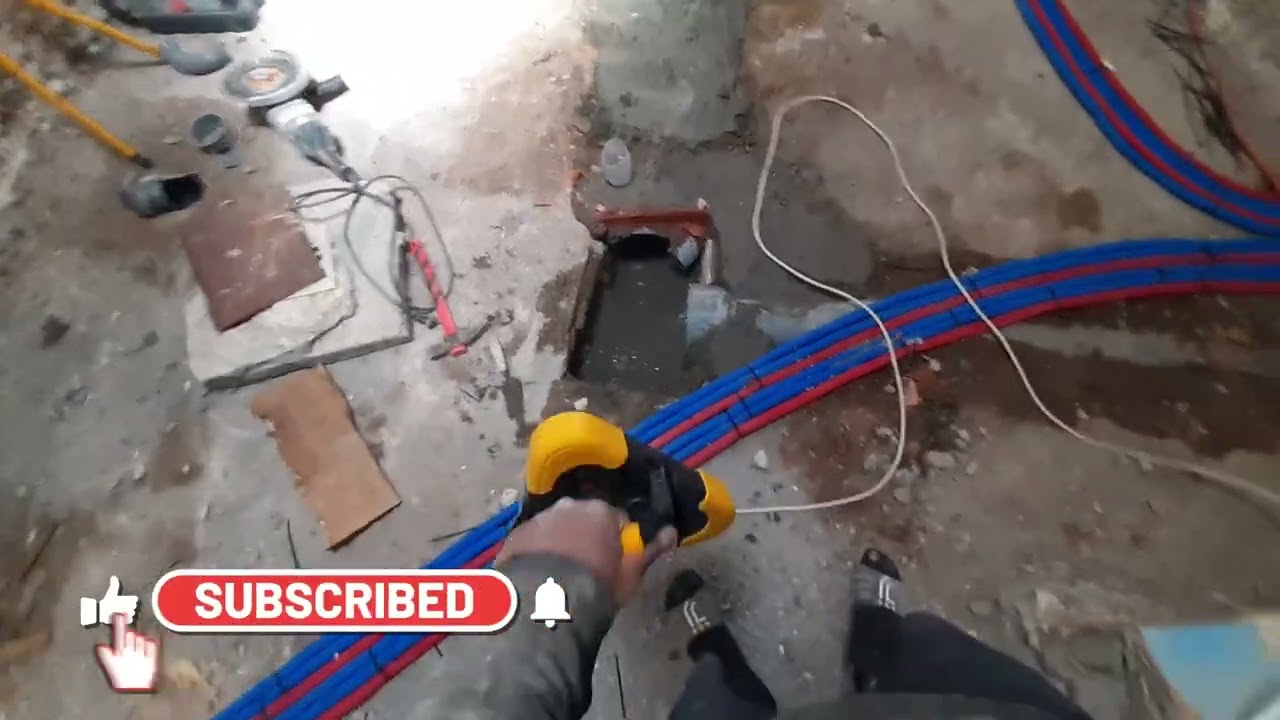 تركيب انابيب الشوديار فوق ارضية منزل قديم / Installation de tuyaux sur le sol d'une vieille maison
