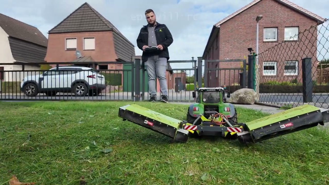 IMPRESSIVE RC Mower CUTTING Gras - RC Farming 2025 - RC Bruder Tractor