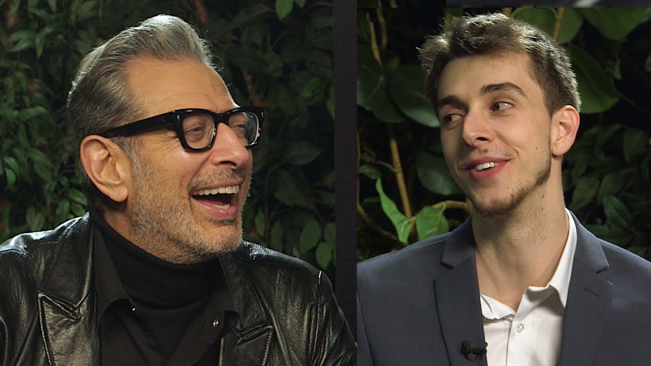 Jeff Goldblum Draws A Dinosaur! | Jurassic Interview