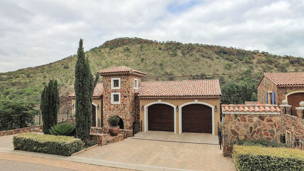 5 Bedroom House for sale in North West | Hartbeespoort Dam | Port D Afrique |