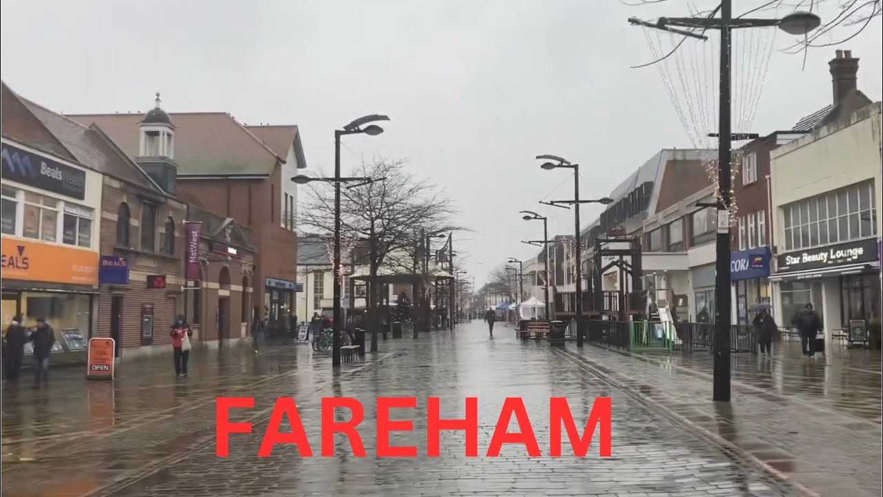 Walking in Fareham Town Centre on a rainy day.|Fareham|Hampshire