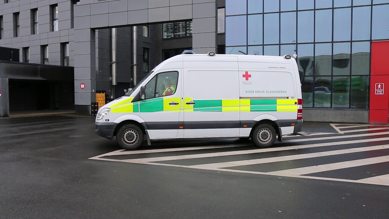 Ambulance Rode Kruis Oudenburg-Jabbeke vertrekt op AZ Damiaan Oostende naar AZ Zeno.