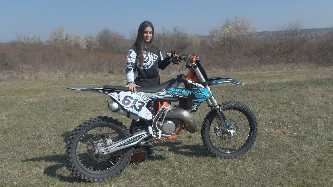 Kis lány nagy motoron