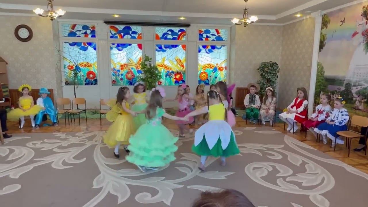 Танець квітів з метеликами. Старша група. @танці в садку від Мар'яни 