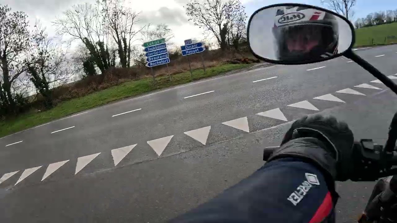 De Corbion à Feschaux / Moto Guzzi V7 Stone 850