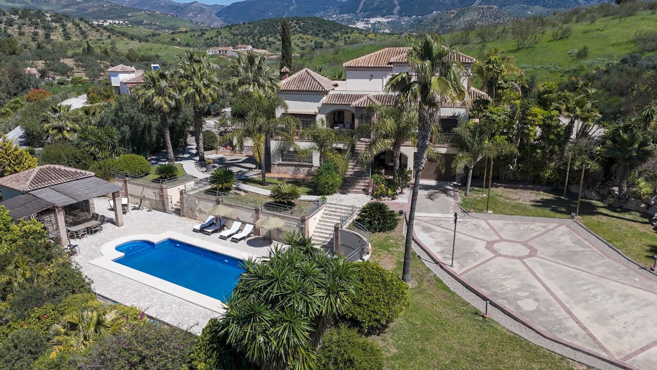 Cortijo Guerrero - www.villasolutions.net EXCLUSIVE - Impressive 7-bedroom villa near Lake Viñuela