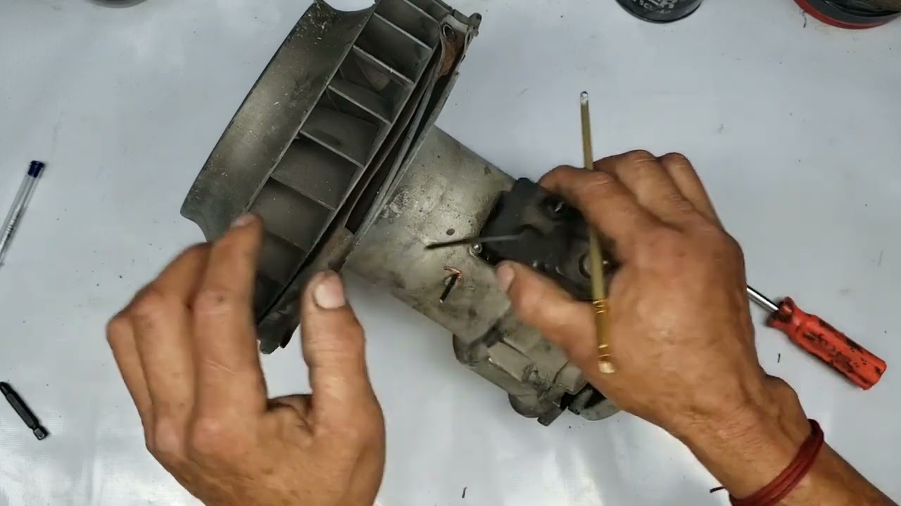 AL ALTERNADOR DE VOCHO COMO CONECTARLE UN REGULADOR EXTERNO Y QUE HACER PARA SACAR LA FLAMITA BLANCA