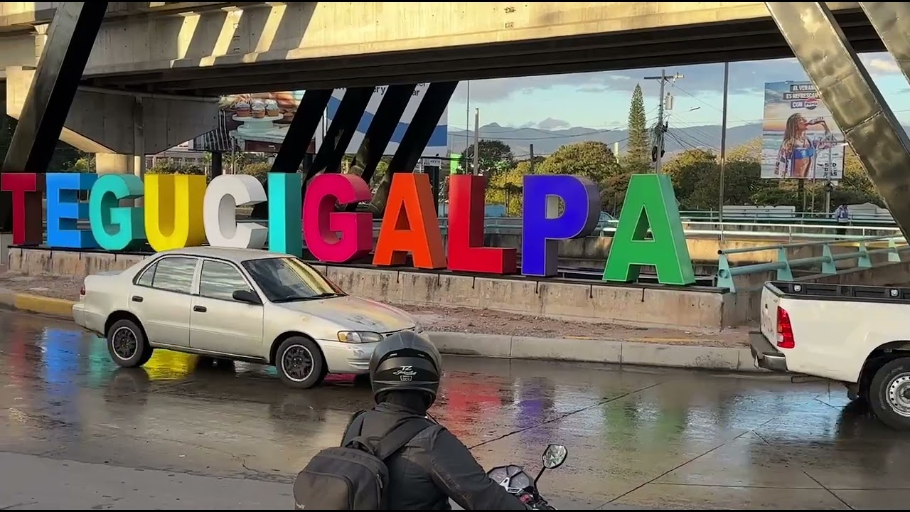 #𝐒𝐏𝐃𝐇𝐈𝐧𝐟𝐨𝐫𝐦𝐚 Tráfico vehicular despejado en la rotonda del bulevar Juan Pablo II de la capital