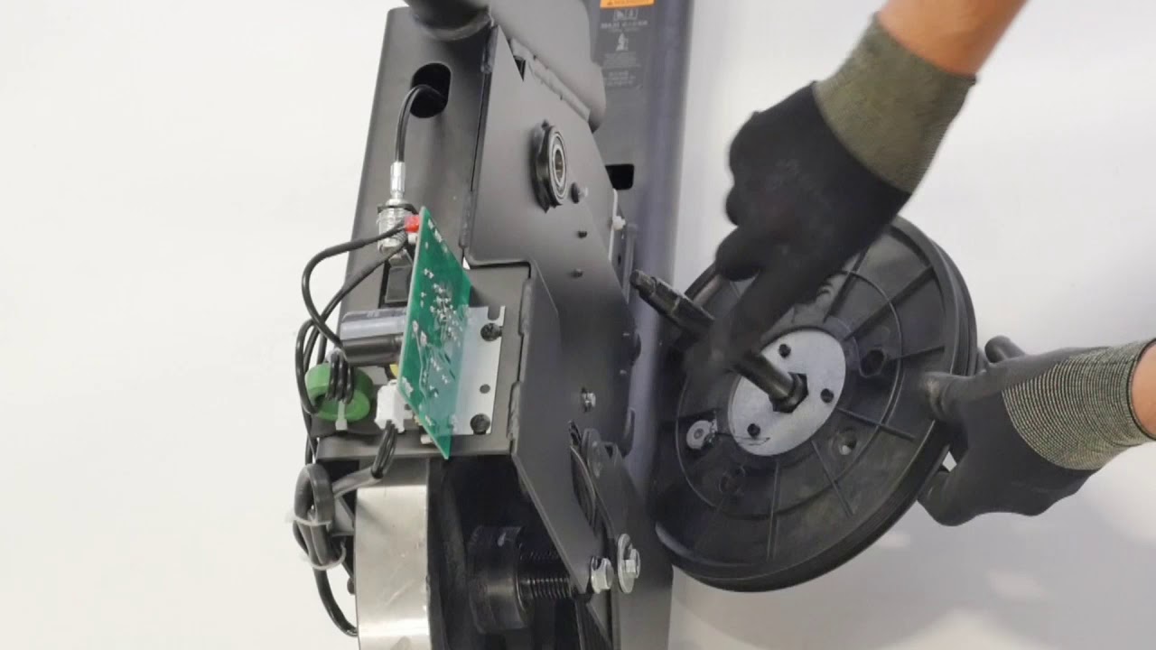 Comment changer l'axe de p&eacute;dalier sur un v&eacute;lo magn&eacute;tique Domyos Bike 500 ?