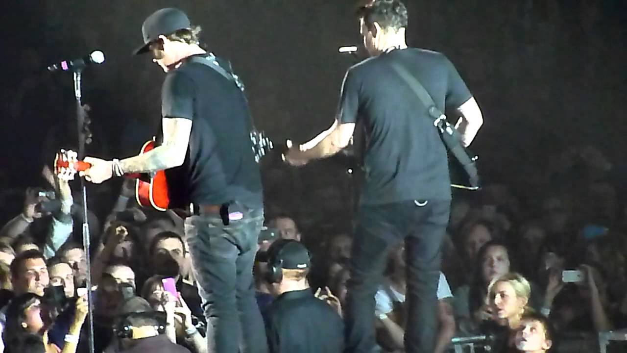 Blink-182 - Wasting Time (Acoustic) [Live in Manchester 15th June 2012] HD