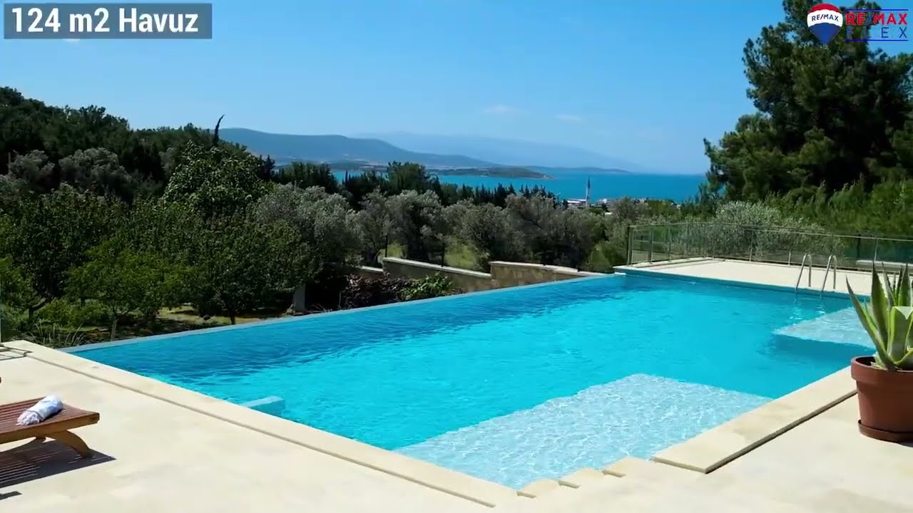 Urla'da Deniz ve Doğa Manzaralı Havuzlu 5+1 Tek Katlı Villa