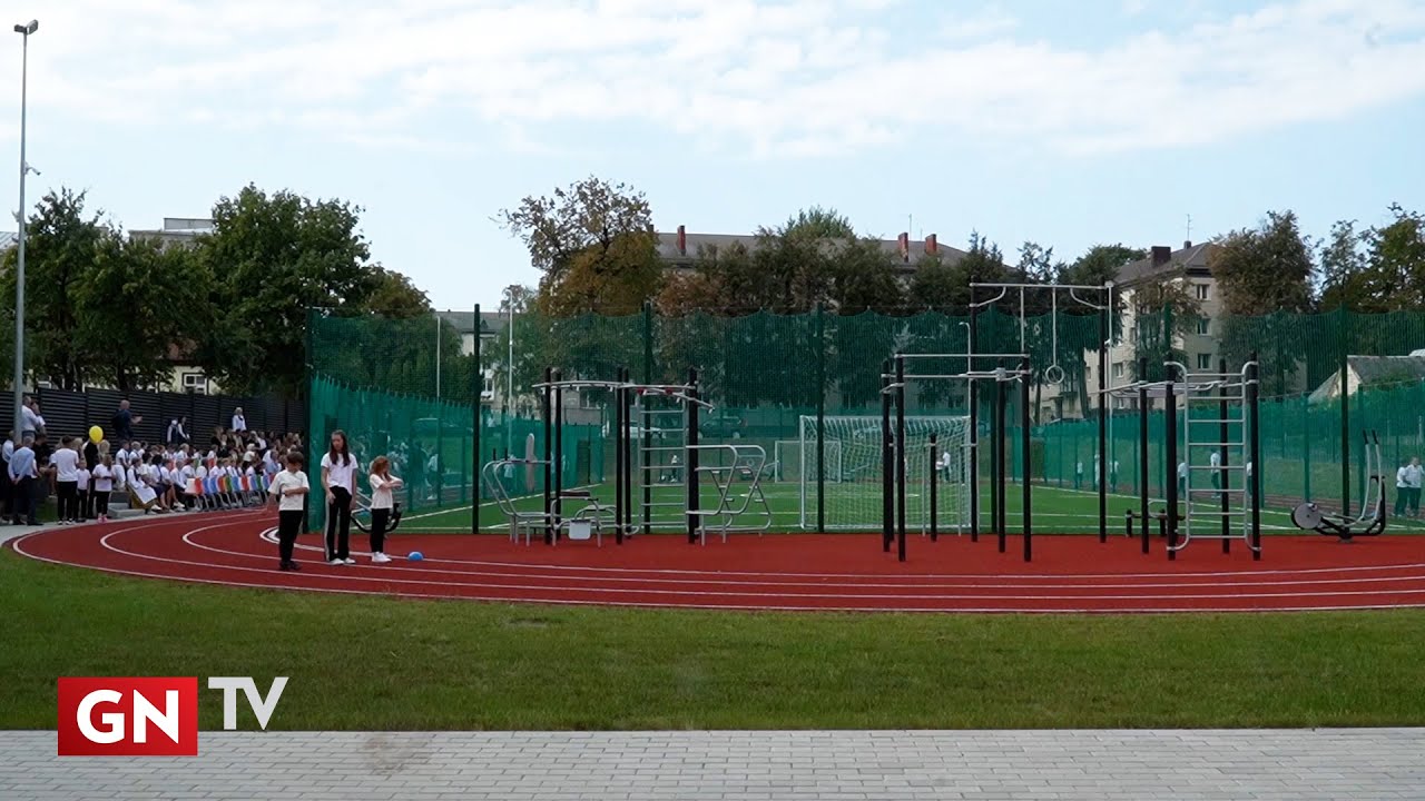 Panevėžyje po rekonstrukcijos atidarytas „Vilties“ progimnazijos stadionas.