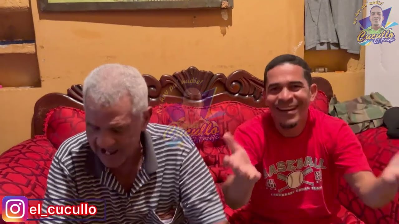 El viejo y cucullo hablando, que es  Semana Santa .