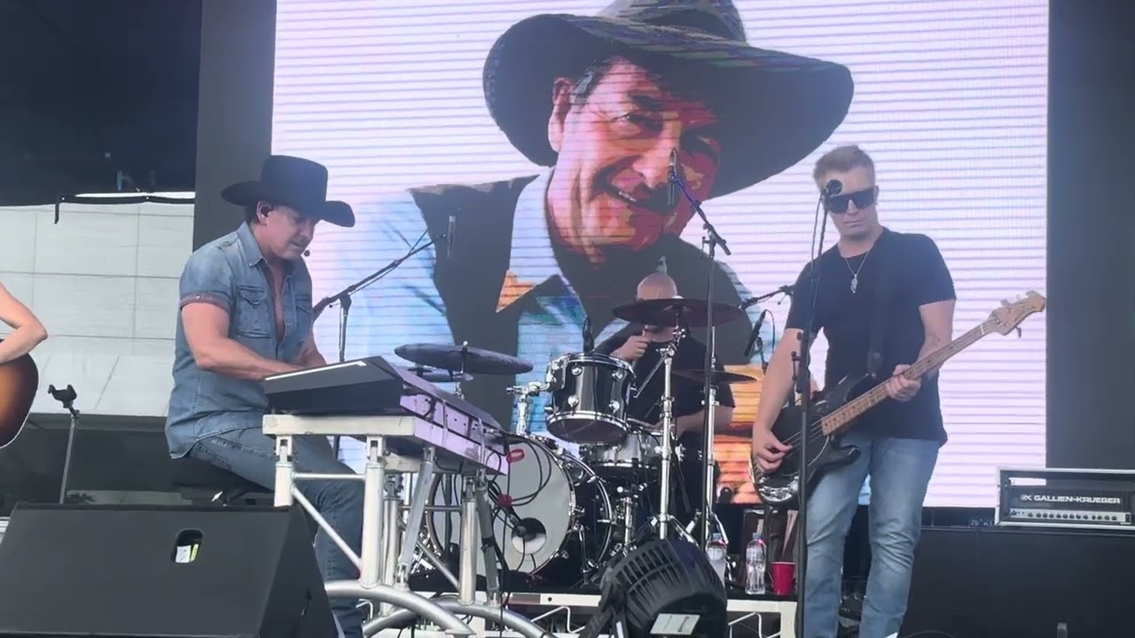 Lee kernaghan Toowoomba flying with the king