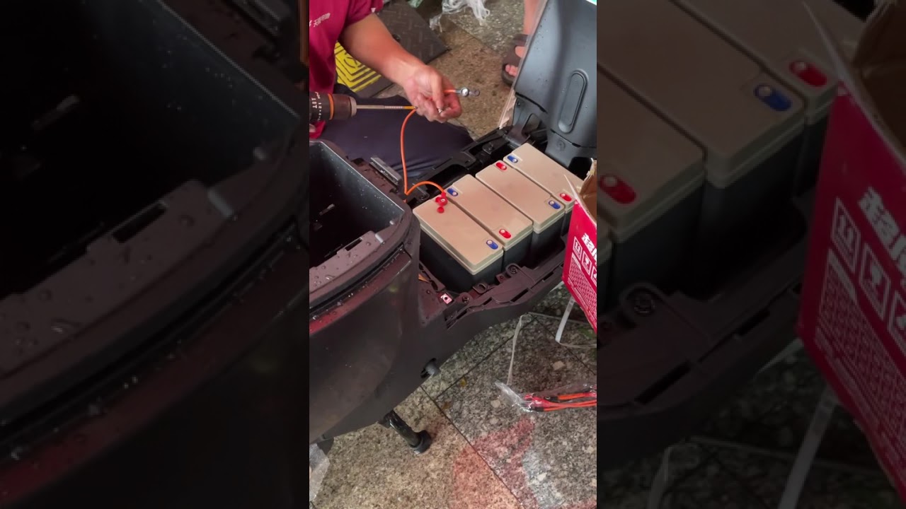 Installing a battery in the electric scooter, Replacing the battery of an electric bike