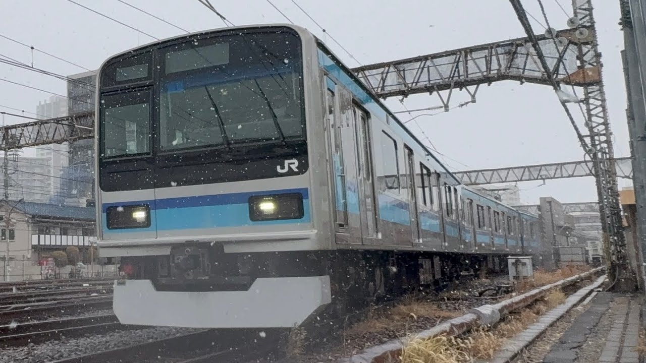 E231系800番台ﾐﾂK1編成が三鷹車両センター構内で洗車を行うシーン
