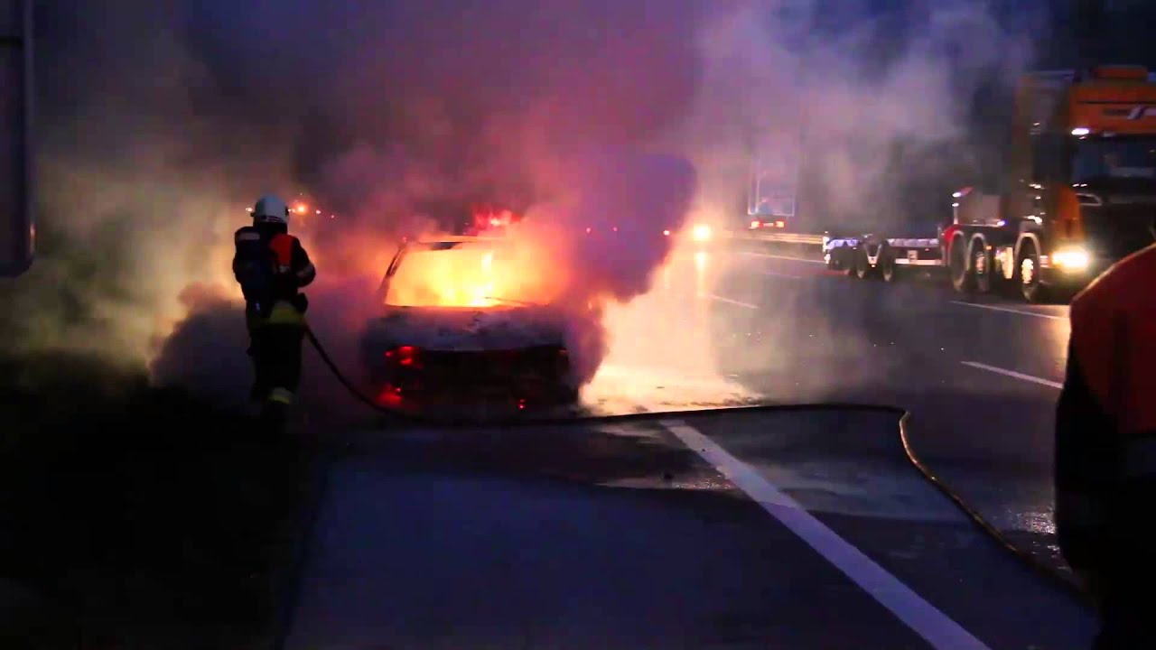 Auf der Autobahn:  Pkw geht in Flammen auf