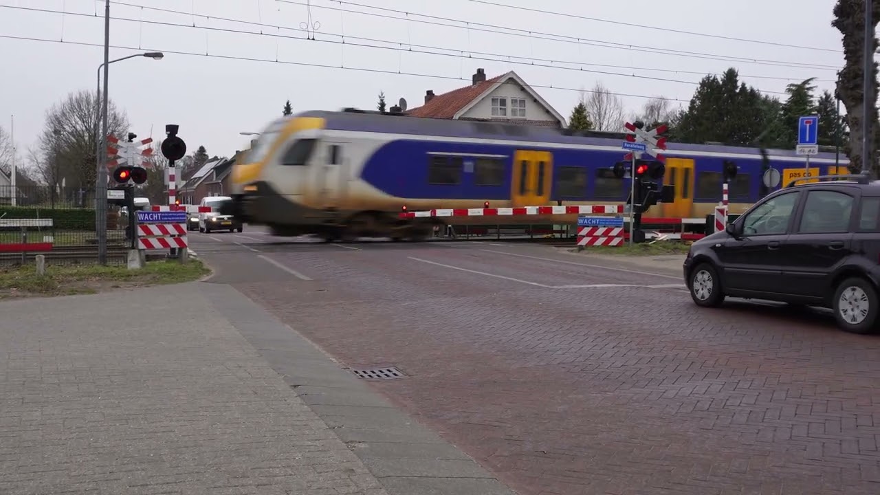 [4K] NS Flirt rijdt door de Spoorwegovergang in Helvoirt.
