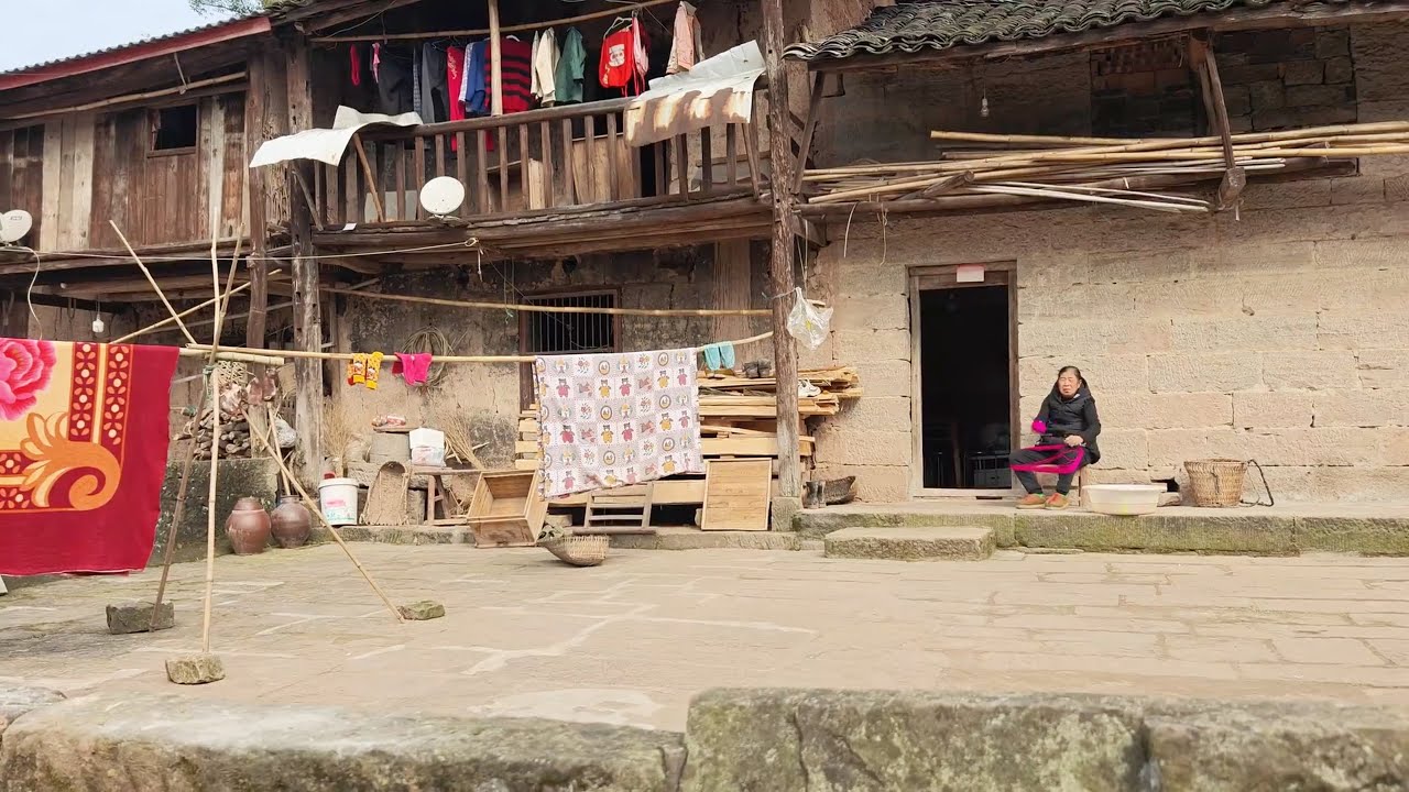 中国西南小山村步行，仍然有不少老人生活在这里