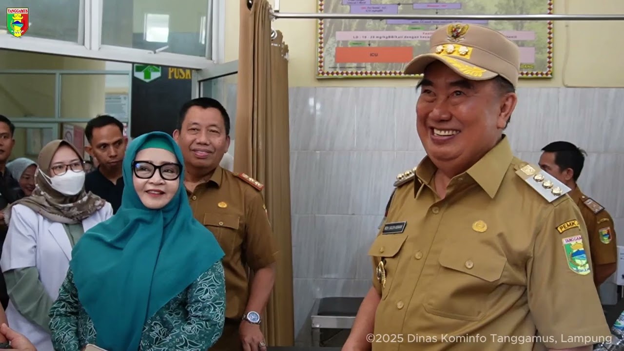 Drs. moh. Saleh Asnawi beserta Ibu Bupati Meninjau Puskesmas talang padang