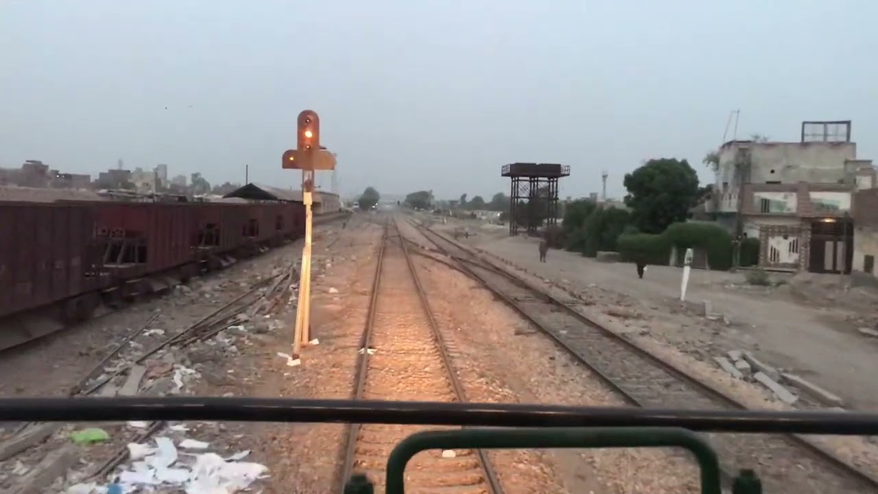 Historical Building of Sadiqabad Railway Station | View from 40Dn Jaffer Express