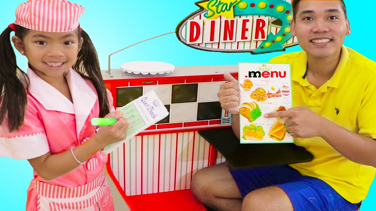 Emma Juega a la Camarera con su juguete de Cocina y Restaurante | Juguetes para niños