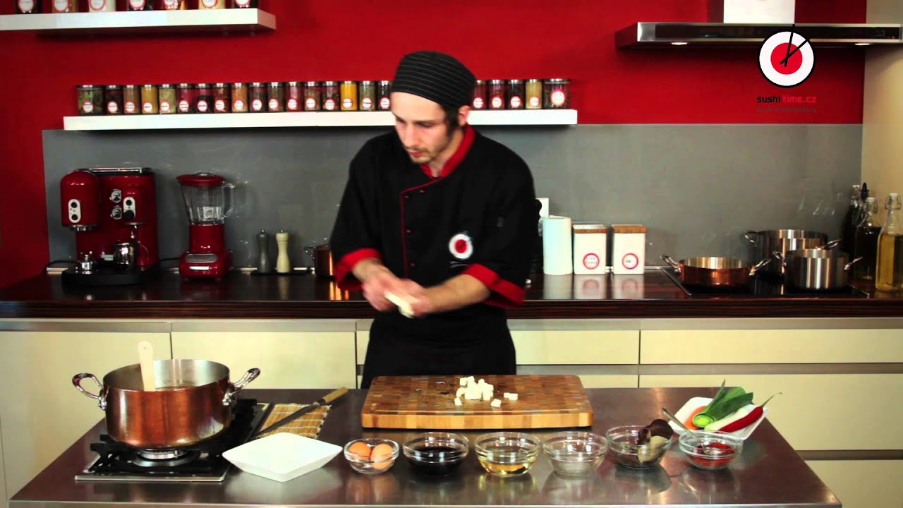 Příprava ostrokyselé polévky | Sushi Time Praha