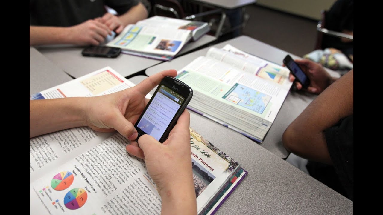 #DebateLT | ¿Se debería prohibir el uso de celulares en los colegios?