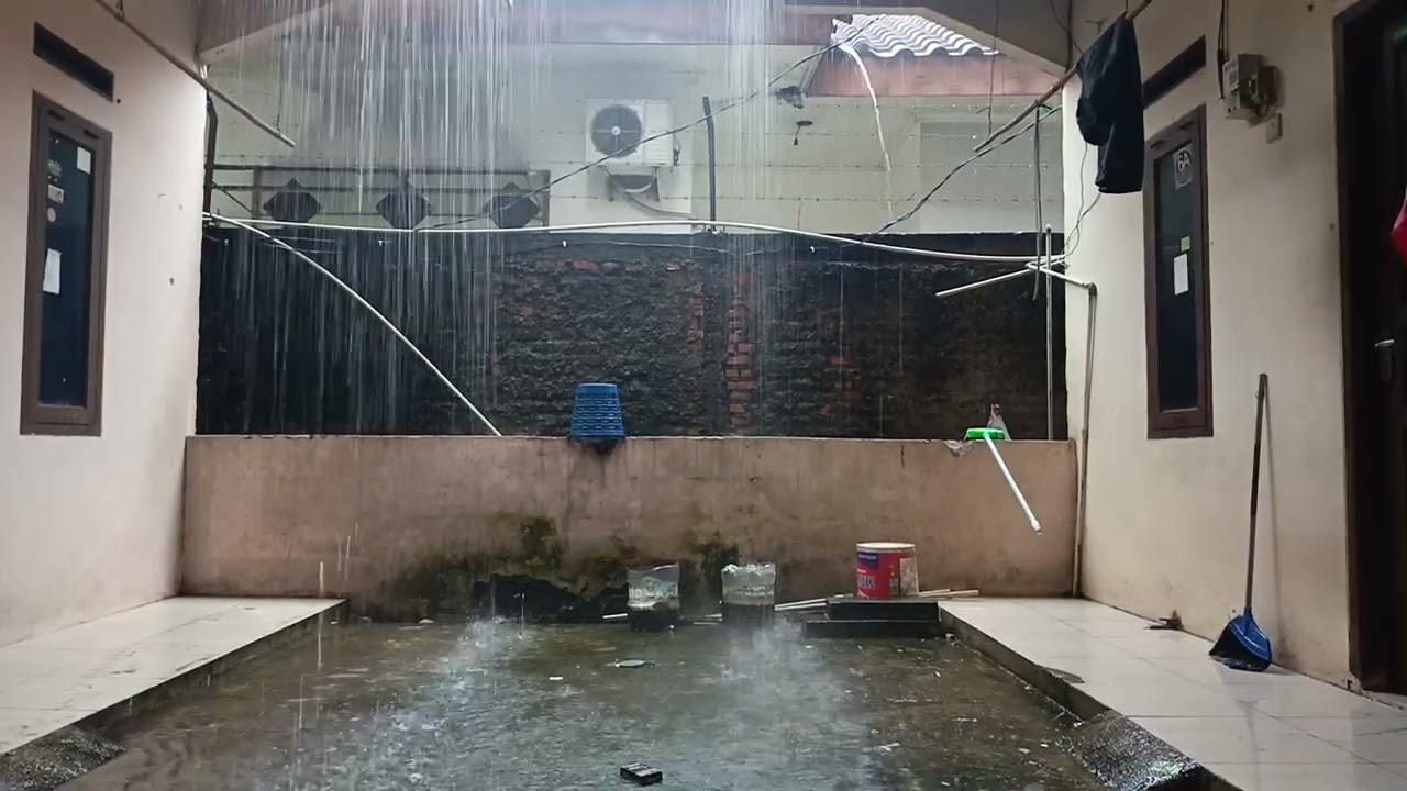 Syahdunya suara air hujan. 