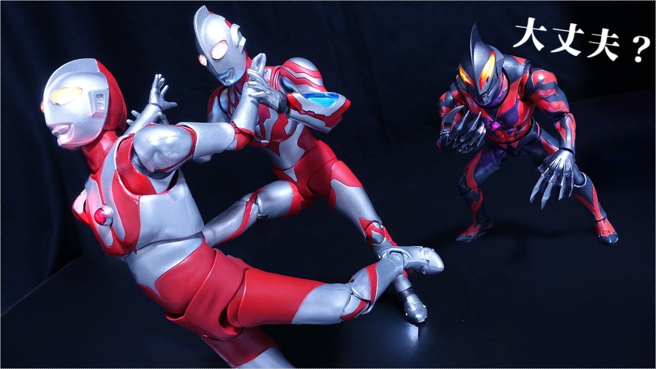 猫背を矯正されるウルトラマンとベリアル／３