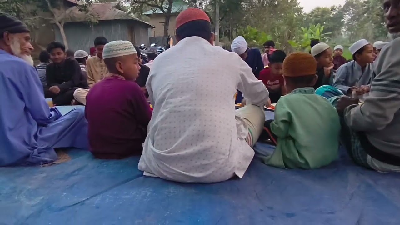 আমাদের মসজিদে ইফতার পাটি অনেক মজার ছিলো। 