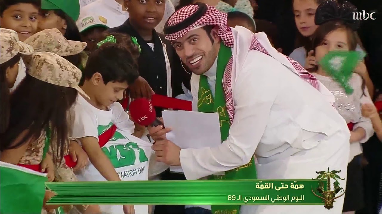 علي الغفيلي ونرجس العوامي يوزعان الهدايا على الأطفال