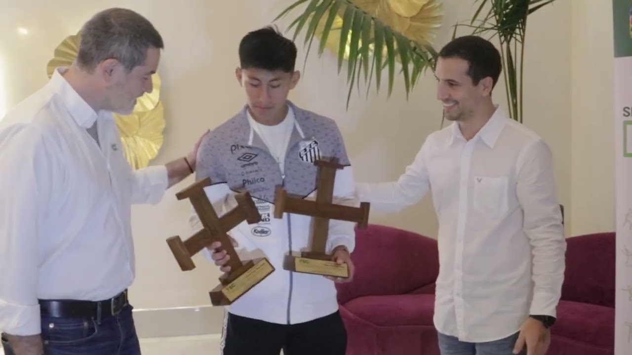 Gobernaci&oacute;n entrega reconocimientos a futbolistas cruce&ntilde;os que juegan en Santos FC 🇧🇷