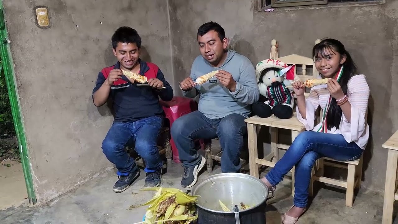 Disfrutando de unos exquisitos elotes criollos de nuestra cosecha 