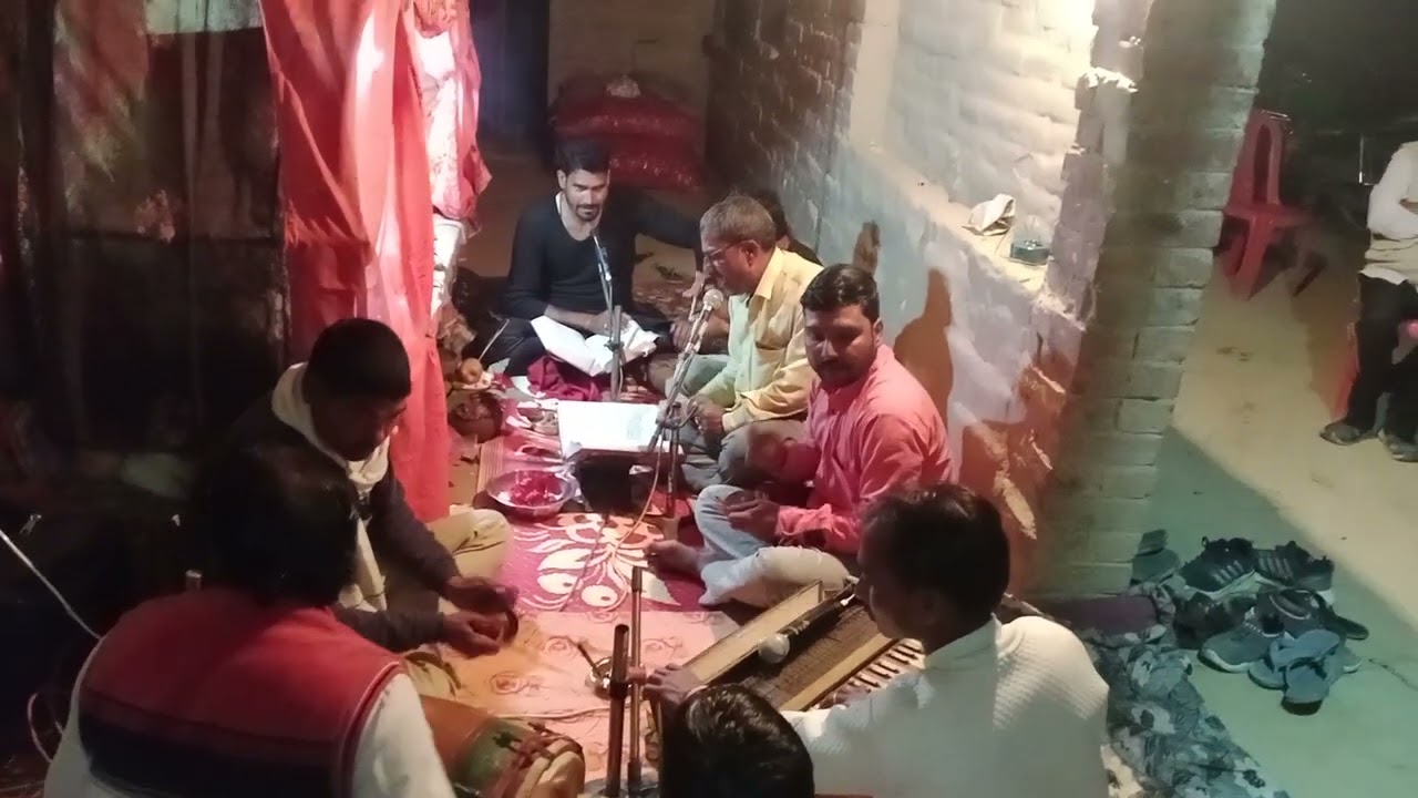 बसही ग्राम सभा में प्रोग्राम करते हुए