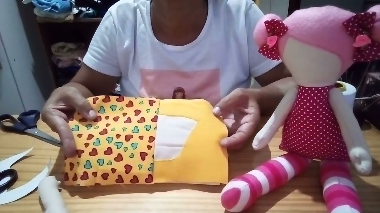 Boneca de pano com o cabelo feito de feltro e corpinho feito de tricoline