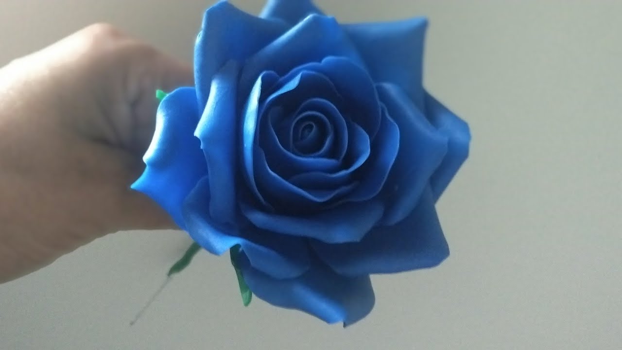 Tutorial di come realizzare una rosa Blu gigante con  sepalo e stelo, di porcellana fredda.
