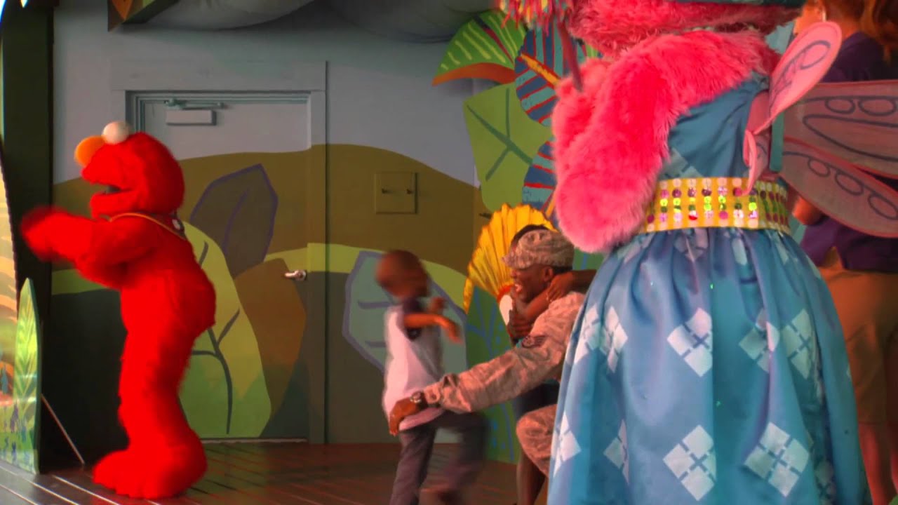 Soldier surprises family at Busch Gardens Sesame Street show