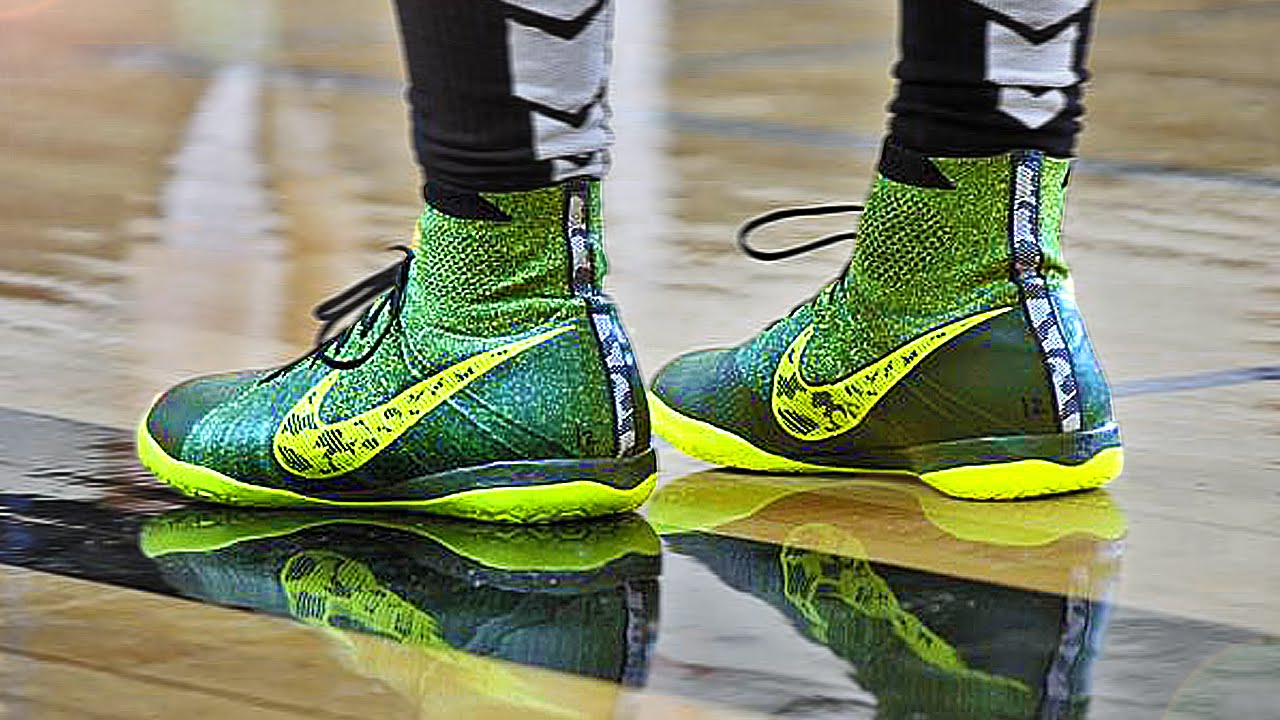 Nike Elastico Superfly Test & Street Soccer (Futsal) Review - freekickerz