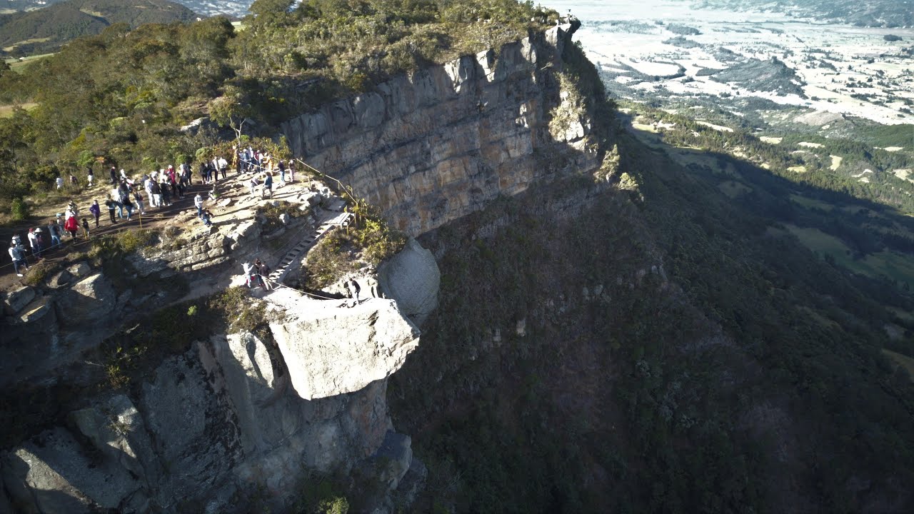 Sobrevuelos con dron en piedra colgada en Susa 4K