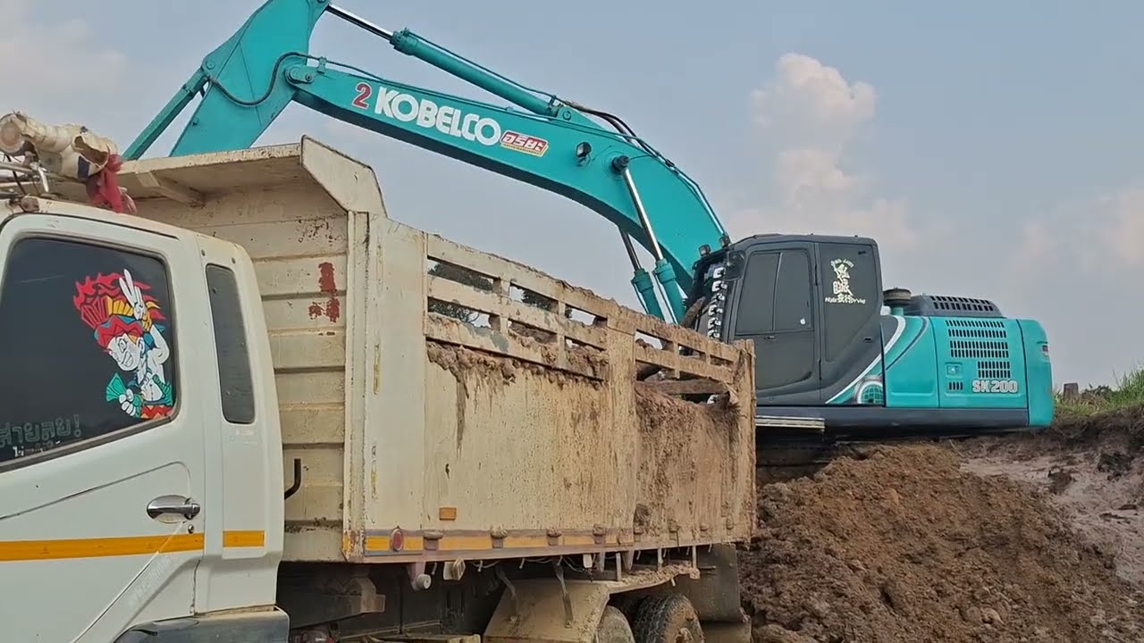 งานขุดลอกอ่างเก็บน้ำ kobelco sk200-10 กับสิบล้อราชาบ่อดินตั้งรับ excavator and truck