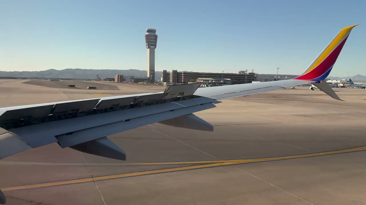 Southwest Airlines Boeing 737-700 landing in Phoenix (PHX)