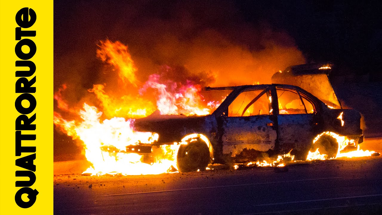 Cosa fare se l'auto prende fuoco?