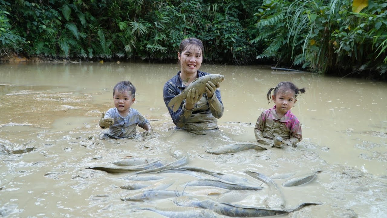 how to harvest giant fish pond to sell at market - grind corn for chickens to eat with baby