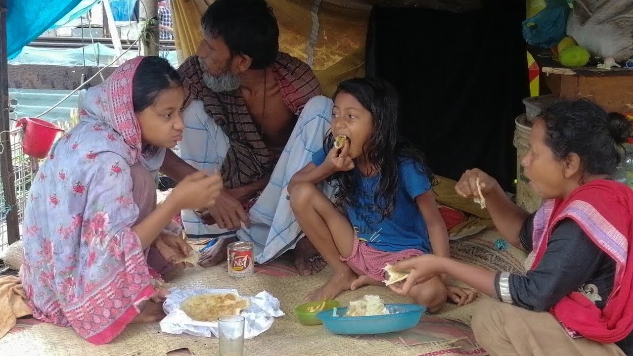 Floor Bread With Tea !! A Winter Morning Of A Slum Family !! Living In The Slums