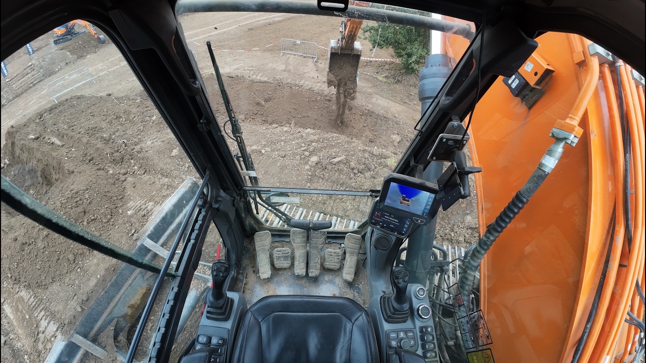 Fully autonomous Develon DX225LC-7 excavator uses technology from Gravis Robotics