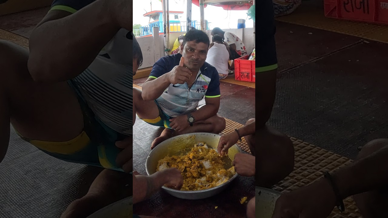 बोटीवरचे जेवण. मोठा सकला मासा कापून बनवले जेवण. cobia fish curry on boat #seafood #india #cobia