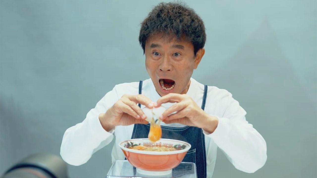 浜田雅功、「ずっと好きだったんだぜ～」と歌ってラーメン作る！　　爆笑メーキングも　「サッポロ一番 しょうゆ味」新CM＋インタビュー